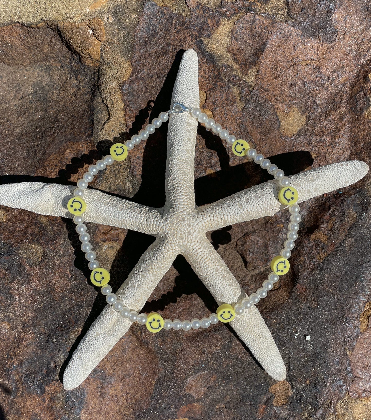 Smiley pearl necklace